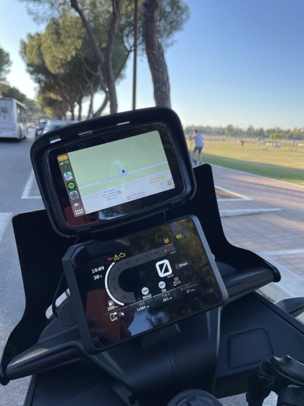 c5 motorcycle carplay